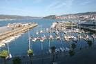 Panorámica aérea de la Dársena de A Laxe y el puerto de Vigo con la ciudad