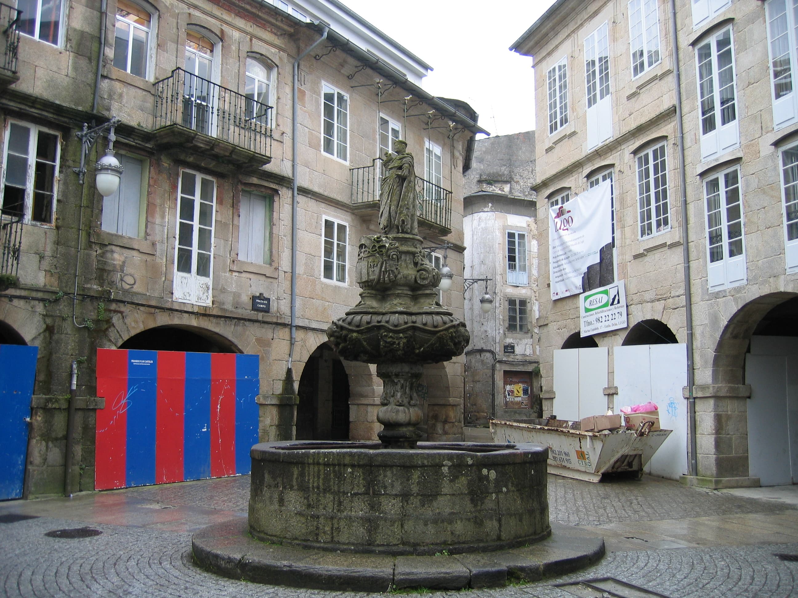 Vista de la plaza principal de Rúa Tinería con fuente y edificios históricos