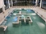 Amplia piscina interior de un complejo hotelero en Lugo
