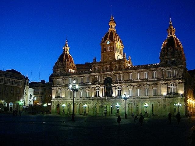 Palacio Municipal de María Pita iluminado por la noche