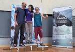 Ganadores de una competición deportiva en un podio con banners