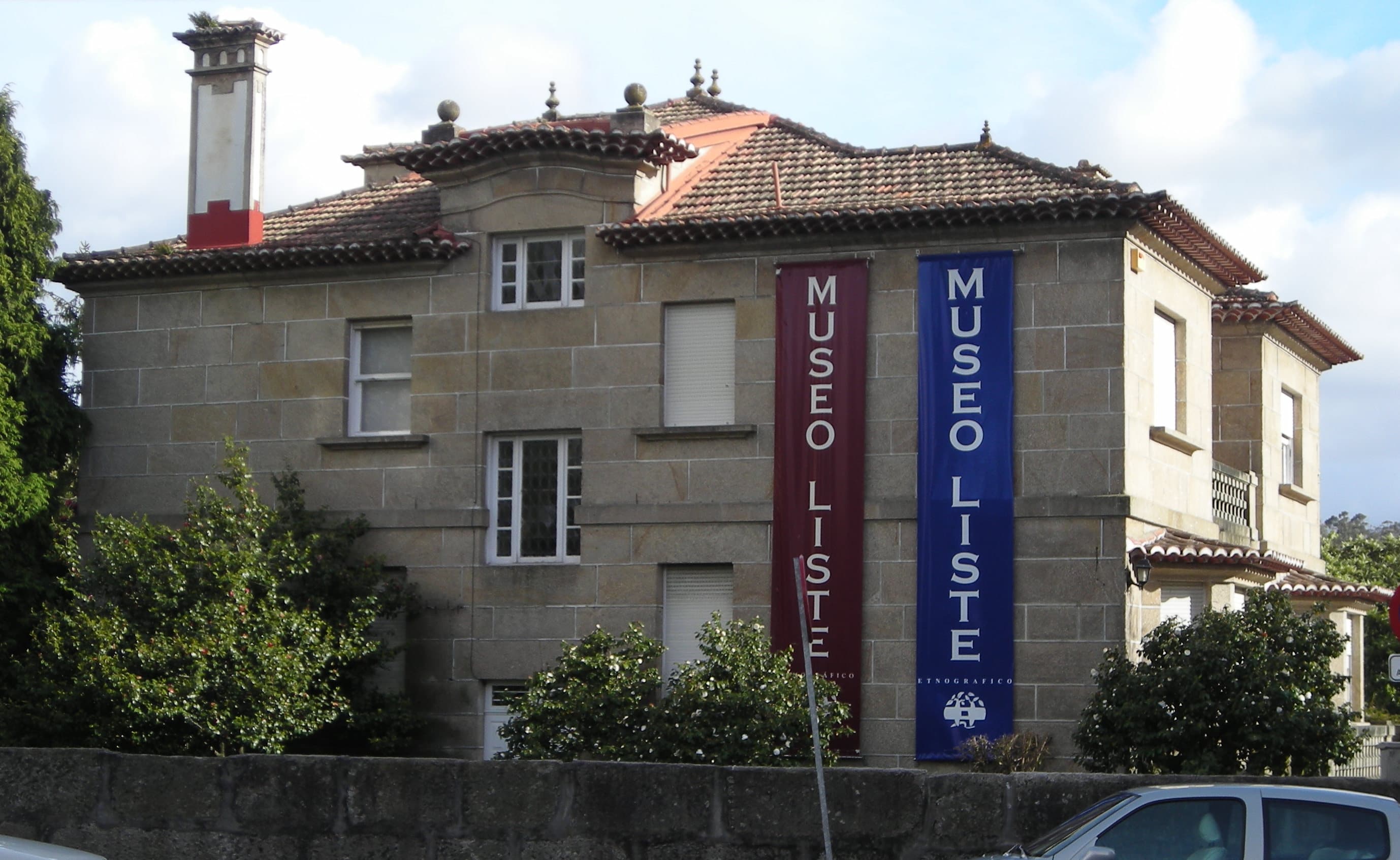 Fachada principal del Museo Liste con estandartes