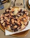 Ración de pulpo a la gallega (pulpo á feira) en plato de madera
