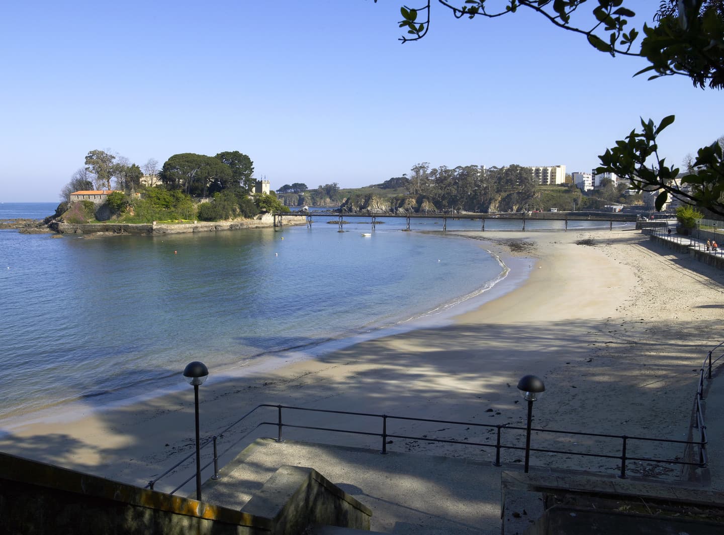 Vista panorámica del Castillo de Santa Cruz en Oleiros, A Coruña, con la bahía