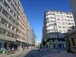 Amplia calle Dr. Loureiro Crespo con edificios modernos y cielo despejado