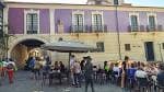 Plaza de Méndez Núñez con terrazas de bares y personas disfrutando del ambiente