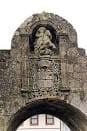 Detalle de la escultura y escudo sobre el arco de la Porta de Santiago