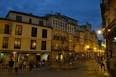 Plaza iluminada en el casco antiguo de Ourense al anochecer