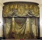 Detalle del telón principal del escenario del teatro