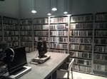 Sala de archivo o biblioteca con estanterías de películas en el CGAI