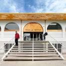 Entrada principal de la Praza de Abastos de Lugo con el letrero visible