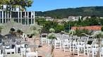 Terraza exterior con sillas para ceremonias o eventos al aire libre