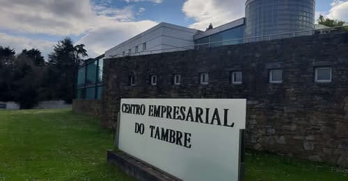 Entrada exterior del Centro Empresarial del Tambre con su señalización
