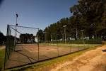 Cancha de pádel o tenis al aire libre en el complejo deportivo