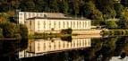 Edificio del Balneario de Lugo reflejado en las aguas del río