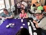 Participantes concentrados en una mesa de juegos de rol o de mesa en el evento