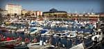 Vista panorámica del puerto de Curuxeiras con la marina y la ciudad al fondo