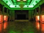 Gran salón de eventos o baile con iluminación ambiental
