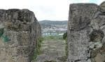 Pasaje entre muros de piedra del Baluarte de Canido con vista a la ciudad