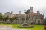 Vista frontal del Pazo de Trasalba con cruceiro en el jardín