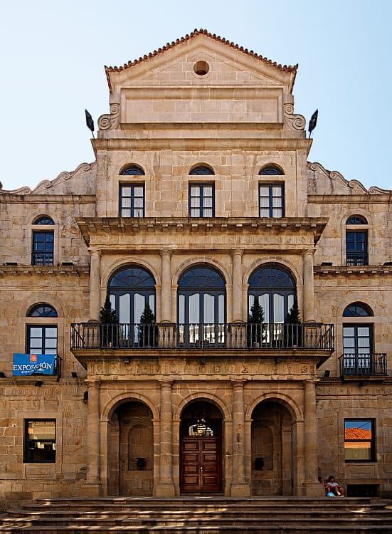 Fachada principal del Liceo Casino de Pontevedra