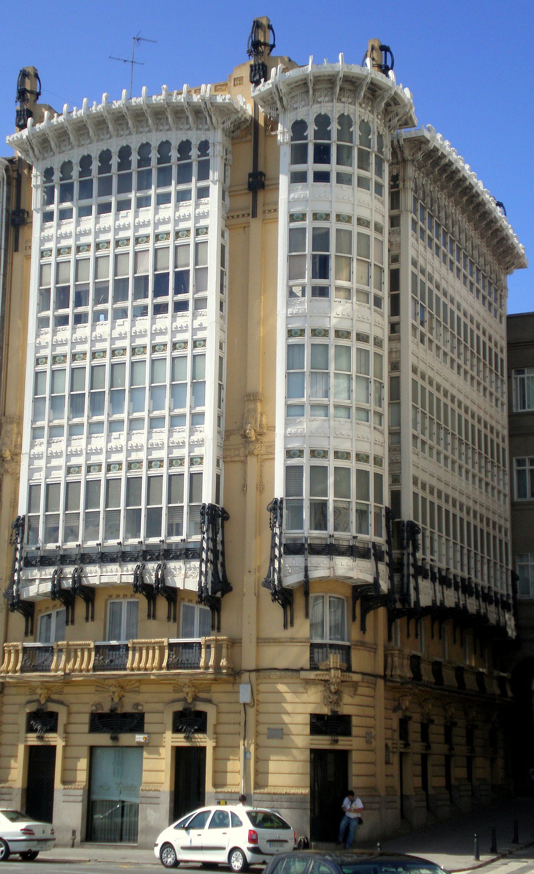 Edificio con galerías tradicionales en Porta Real, A Coruña