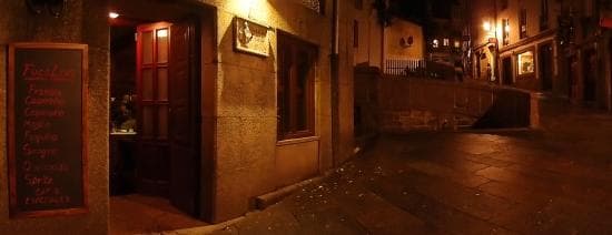 Fachada del Pub Fuco Lois iluminada por la noche