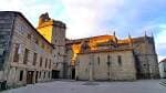 Vista exterior de la Basílica de Santa María la Mayor y la plaza adyacente en Pontevedra