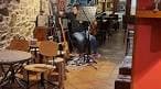 Músico actuando en el interior del Café Arume, destacando su uso para eventos.