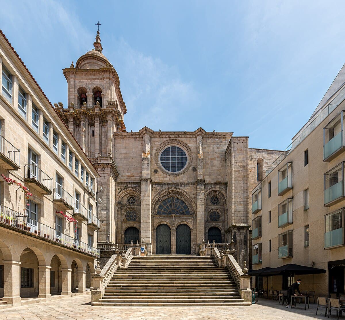 Vista frontal de la Catedral de Ourense con escalinata y plaza