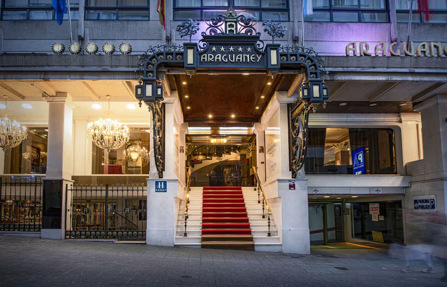 Entrada principal del Hotel Eurostars Araguaney con alfombra roja
