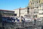 Ambiente animado en la Praza do Obradoiro con la Catedral al fondo