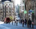 Calle Príncipe vista desde Porta do Sol con transeúntes y edificios