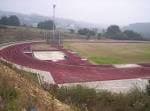 Pista de atletismo Gregorio Pérez Rivera en un día nublado, con el campo central de césped
