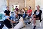 Grupo de personas en un ambiente de coworking moderno y relajado