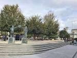 Área ajardinada de la Plaza Mayor de Lugo con estatuas y árboles
