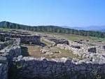 Vista panorámica de las ruinas del castro con vegetación y cielo azul