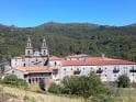 Monasterio de San Cristovo de Cea en un entorno natural