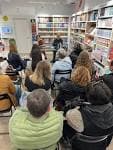 Público asistente a un evento literario dentro de una librería