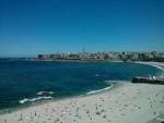 Vista de la playa de Riazor concurrida en un día soleado