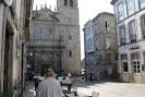 Vista de la fachada de la Iglesia de San Agustín desde la calle con personas