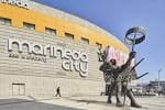 Exterior del Centro Comercial Marineda City con escultura