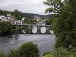 Vista panorámica del río Miño con puente y edificios en la orilla