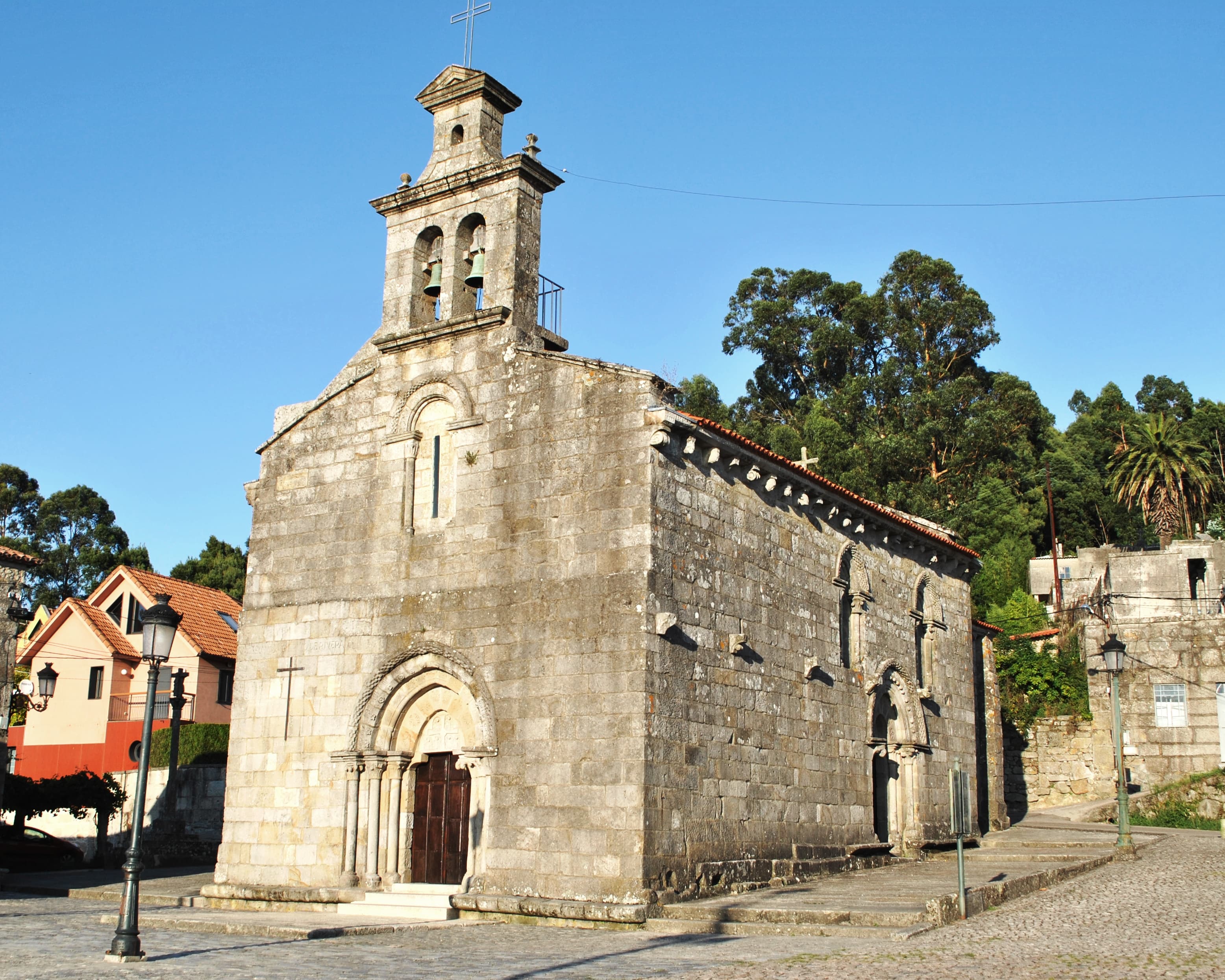 Vista exterior de la Iglesia de Santa María de Castrelos bajo cielo azul