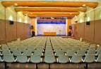 Salón de actos o auditorio con escenario y butacas