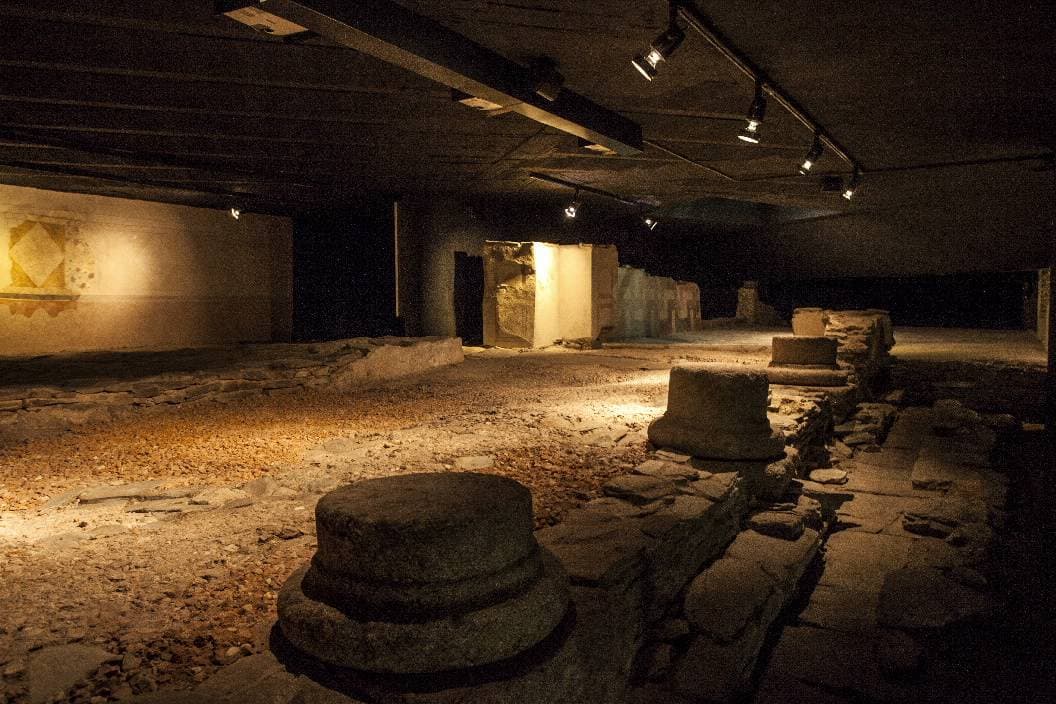 Interior de la Casa dos Mosaicos con restos arqueológicos y pilares