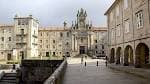 Vista de la Praza da Quintana con la escalinata y el edificio del Monasterio de San Paio de Antealtares