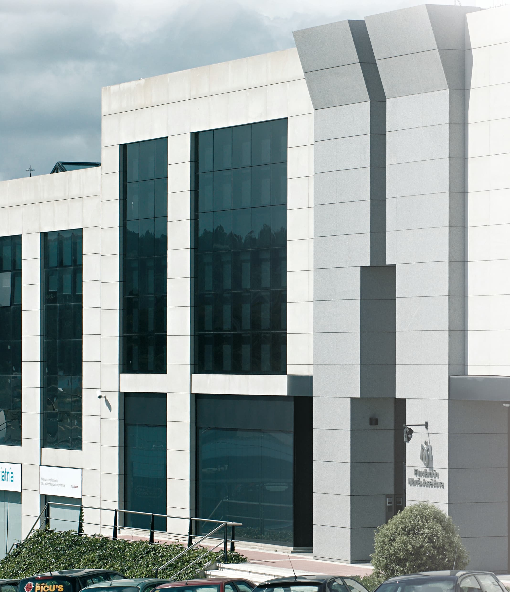 Vista exterior del edificio moderno de la Fundación María José Jove