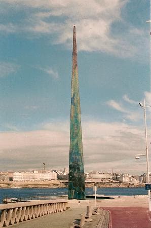 Obelisco Millenium de A Coruña durante el día