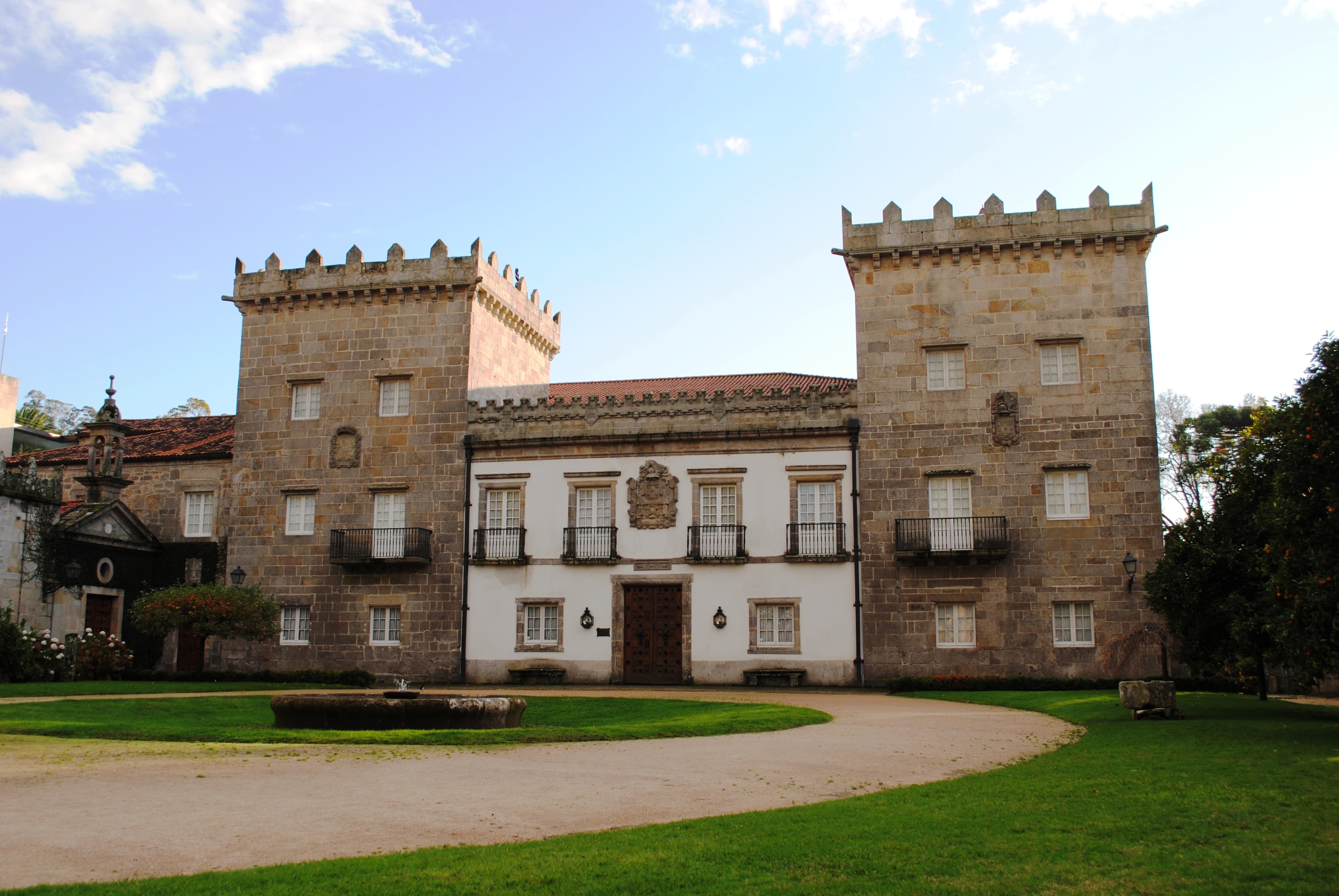 Vista frontal del Pazo de Castrelos con su entrada principal y jardín